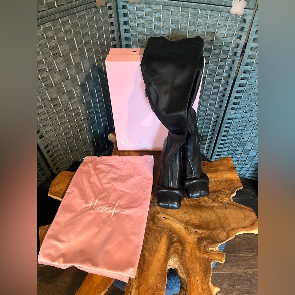 “Zoe” Boots by HANIFA
42
Black butter
ONLY WORN ONCE FOR 1hr!!!